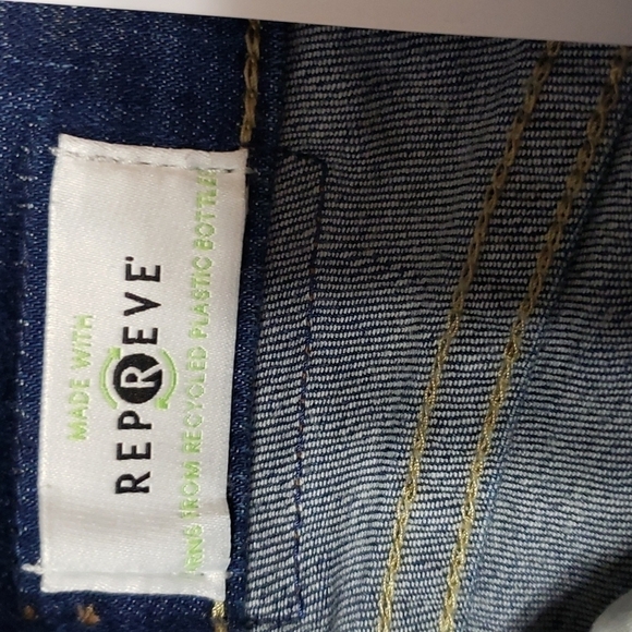 NWT Calvin Klein Jeans Womens Roll Cuff Denim Short, Color Malibu, size 10 - Picture 6 of 8